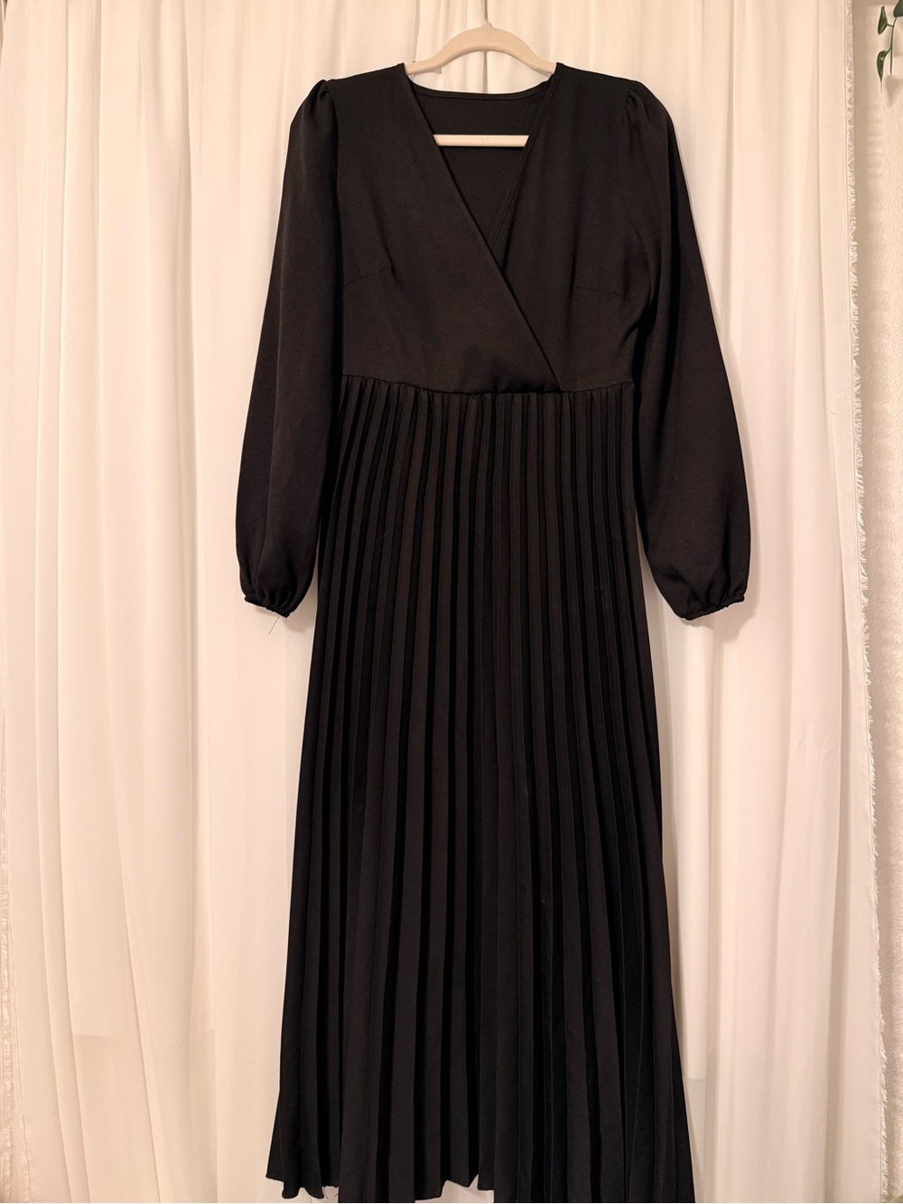 SHEIN Black Pleated V-Neck Long Sleeve Maxi Dress